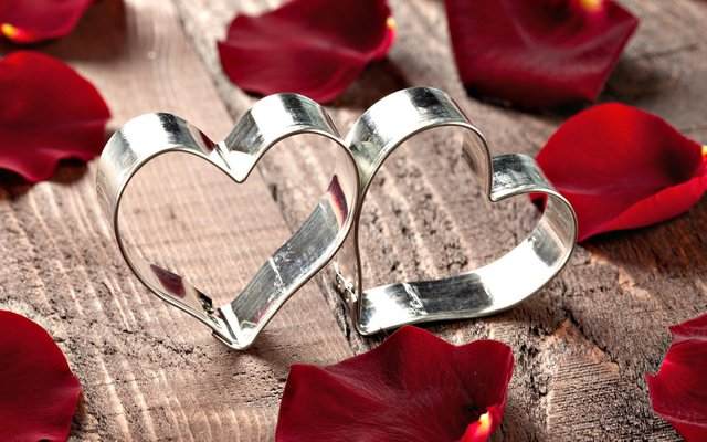 Valentine's_day_gifts_to_make_Clip_napkins_in_the_shape_of_the_heart.jpg