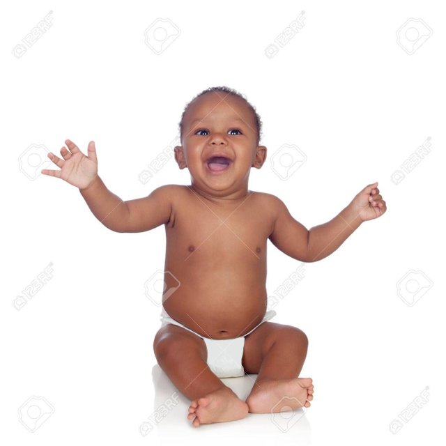 22618583-Beb-africano-adorable-en-el-pa-al-sentado-en-el-suelo-aislado-sobre-un-fondo-blanco-Foto-de-archivo.jpg