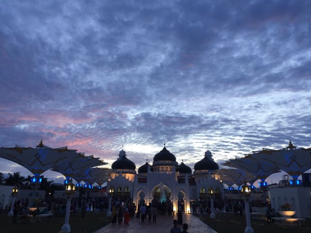 Sore Menjelang Malam Senja Di Atas Masjid Raya