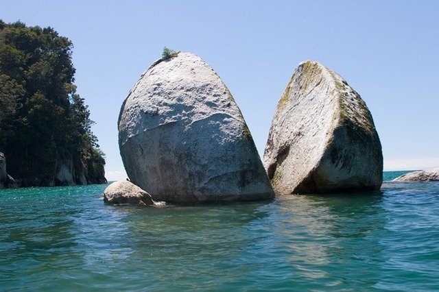 Split-Apple-Rock-New-Zealand-1.jpg