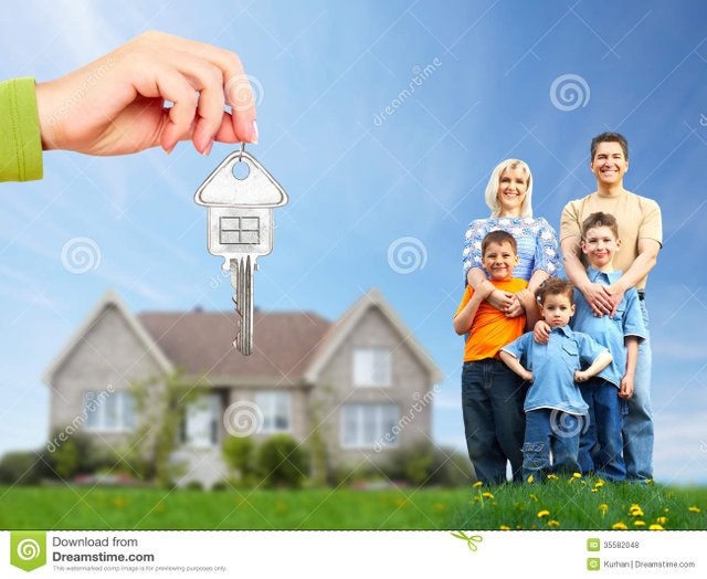 familia-feliz-cerca-de-la-nueva-casa-35582048.jpg