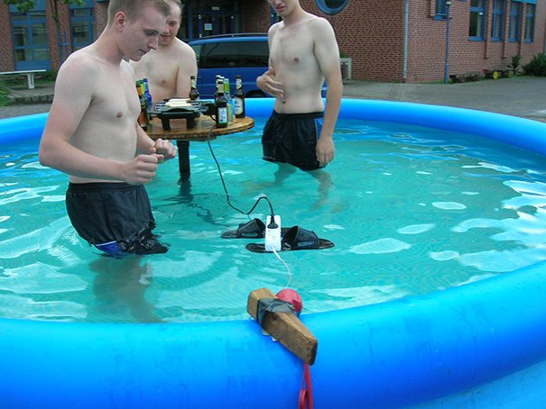 funny-photos-men-safety-fails-26__605.jpg