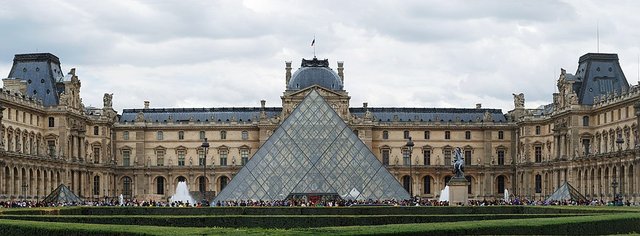 1024px-Paris_July_2011-27a.jpg