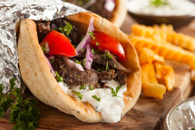 bocadillo-rabo-ternera-guarnicion-salsa-yogur.jpg