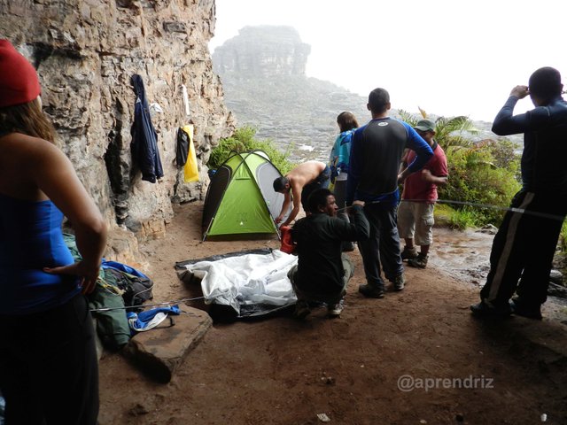 Levantando el campamento bajo una lluvia repentina copia.jpg