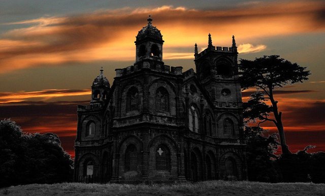 gothic-building-at-sunset-1169901.jpg