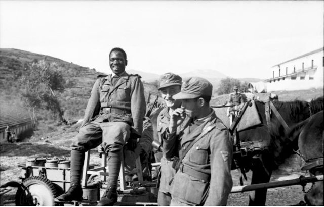 Bundesarchiv_Bild_101I-177-1465-16,_Griechenland,_Soldaten_der_'Legion_Freies_Arabien'.jpg