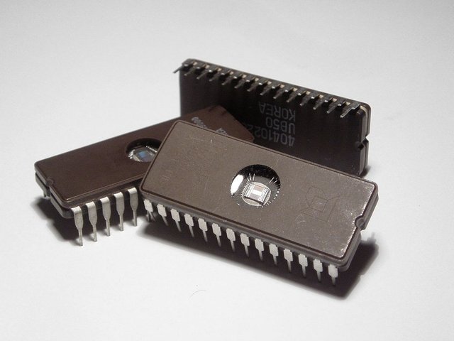 1200px-Microchips.jpg