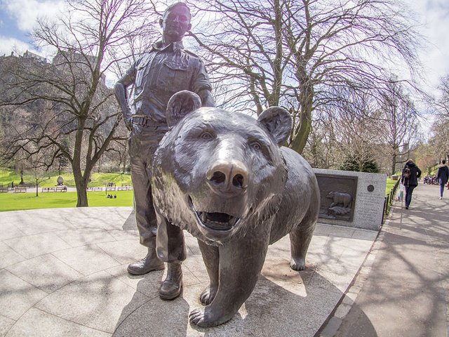 Wojtek_(bear)_statue_in_Princes_Street_Gardens.jpg