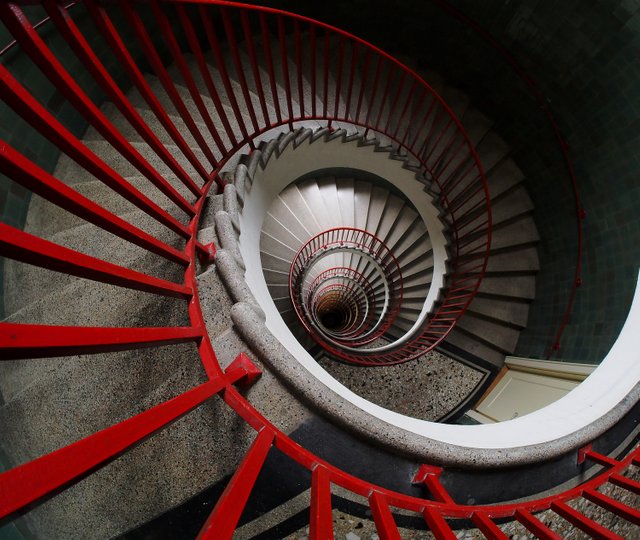 Spiral_stairs_(спирално_степениште).jpg