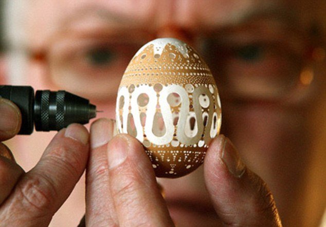 20120612-seniman-membuat-kerajinan-cangkang-telur-04.jpg