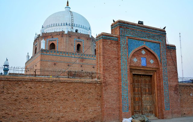 Tomb_of_Bahaudin_Zikariya_Multan.jpg