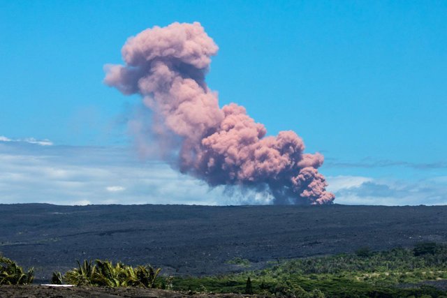 2018-05-04T043746Z_49771111_RC17D4FD7710_RTRMADP_3_HAWAII-VOLCANO.jpg