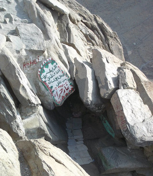 800px-Cave_Hira.jpg