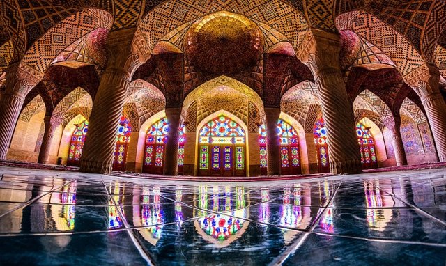 1024px-Nasir_al-_mulk_mosque_Shiraz-680x406.jpg
