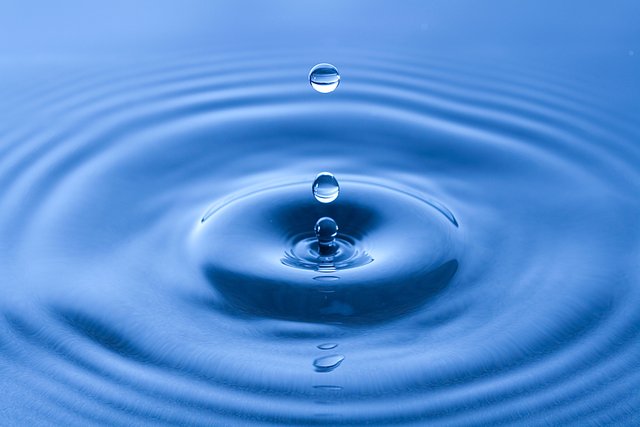 Water_drop_impact_on_a_water-surface_-_(5)[1].jpg