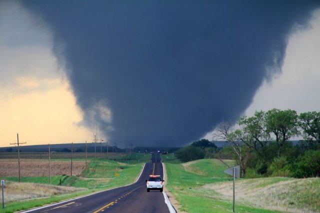 800px-April_14,_2012_Marquette,_Kansas_EF4_tornado.JPG