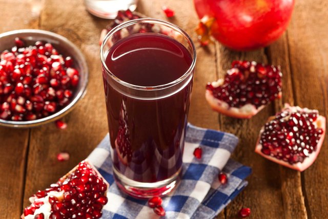 30-foods-prevent-cancer-pomegranate-juice.jpg