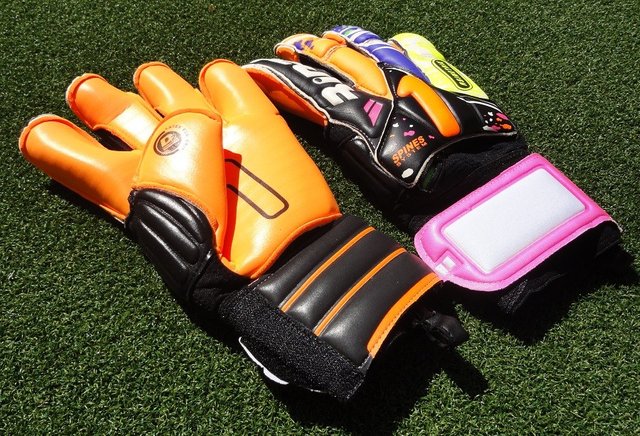 soccer-goalkeeper-gloves-market.jpg