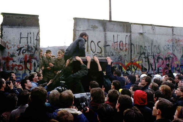 photographs-berlin-wall.jpg
