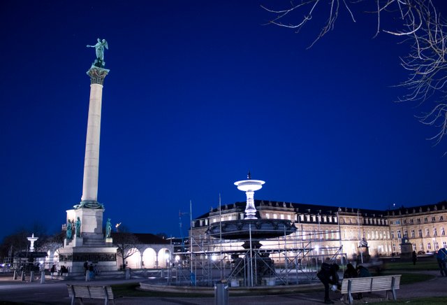 Schlossplatz bei nacht.JPG