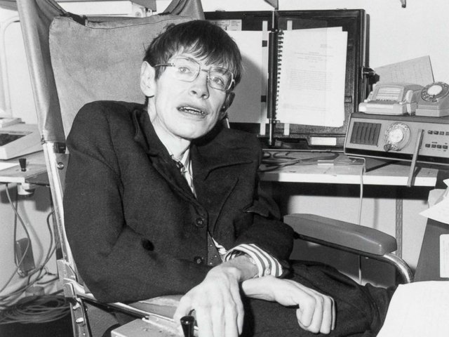 stephen-hawking-1982-gty-thg-180313_4x3_992.jpg