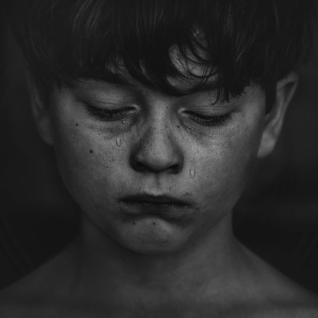 alone-black-and-white-boy-551590.jpg