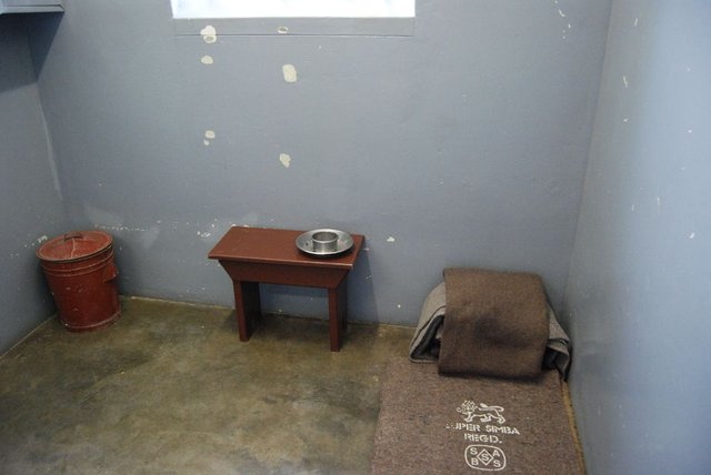 Nelson Mandela's prison cell Paul Mannix 2.0 atribution.jpg