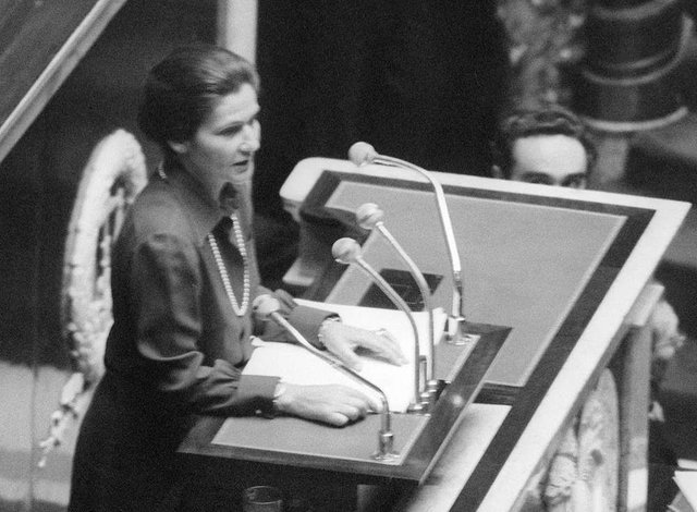 une-autre-vue-de-simone-veil-ministre-de-la-sante-faisant-son-discours-a-l-assemblee-nationale-pour-la-loi-sur-l-avortement-le-26-novembr.jpg