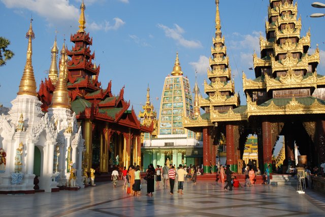 Shwedagon_Pagoda_Yangon_6.jpg