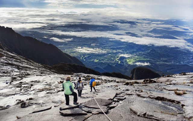 Overs-12.Mount-Kinabalu-IndonesiaFCR-306120-1680x1050.jpg