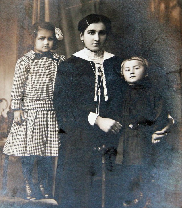 Olgas Großmutter mit Juliane 1916.jpg