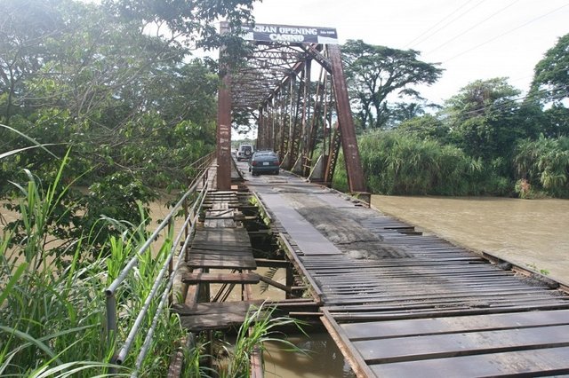 Quepos Bridge, Costa Rica.jpg