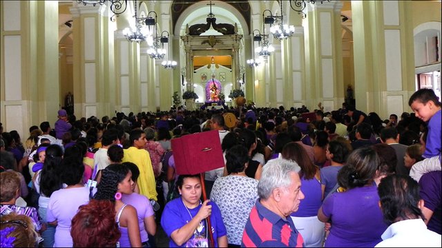 Iglesia Sta Teresa y gente.jpg