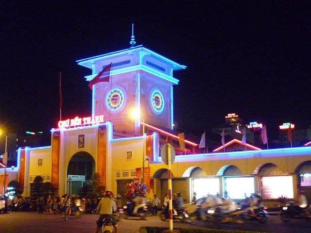 Ben_Thanh_market_at_night.jpg