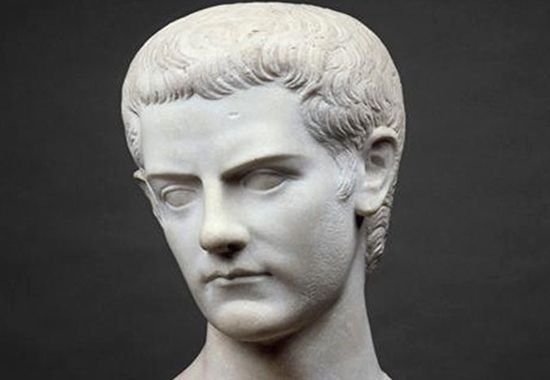 caligula-estatua.jpg