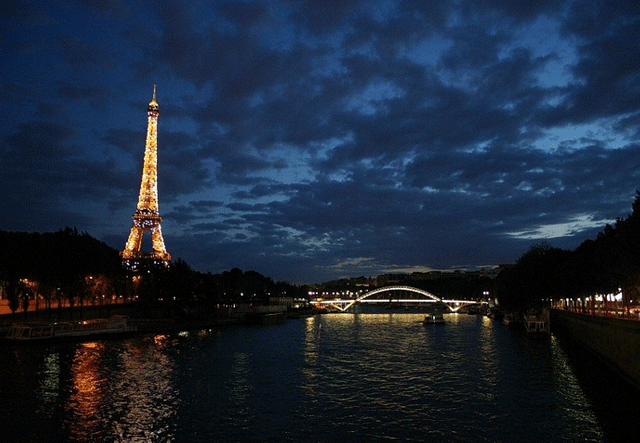 A night view of Paris.png