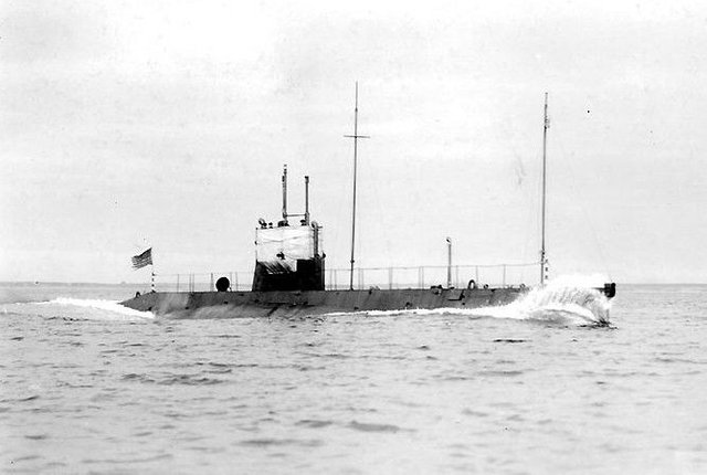 NH-51152_USS_L-1_running_trials.jpg