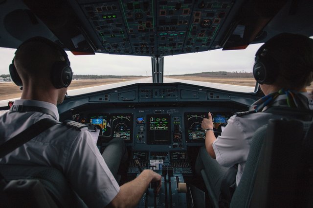 cockpit-2576889_1920.jpg