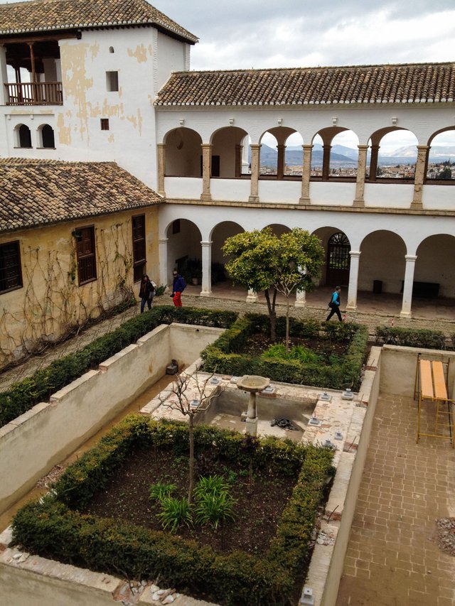 Generalife,_Alhambra_in_Granada_(6922913124).jpg