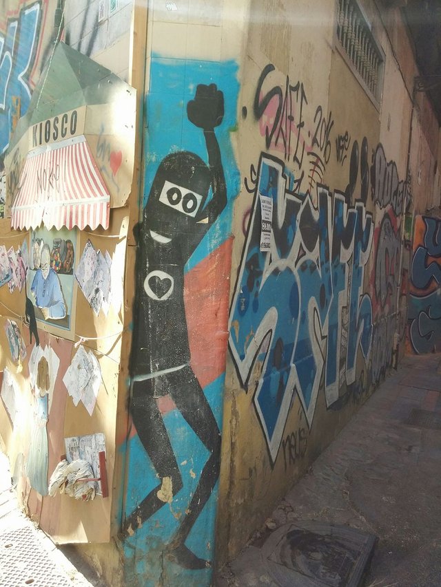 graffiti-valencia-spain-ninja-extraterrestre-love-amor-steemit-trenz (14).jpg