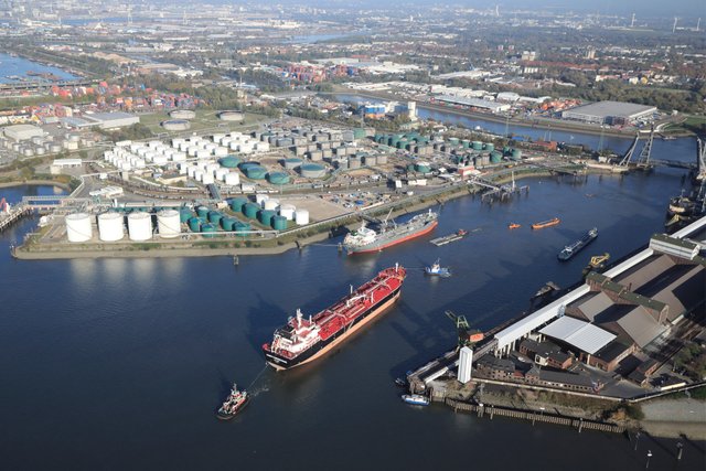 Fluessiggutumschlag-im-Hamburger-Hafen_copyright_Lindner.jpg