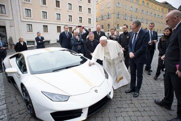 pope-lamborghini-15nov2017_7F844D6B5E0D4966AC208E64F7A5E0D9.jpg