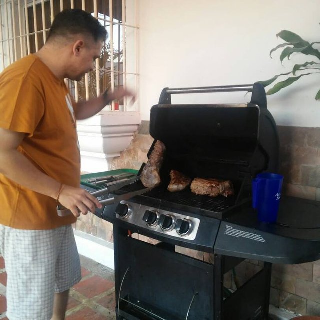 Haciendo una parrilla navidad 2017.jpg