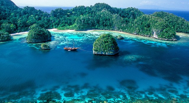 1-slide-indonesia-raja-ampat-sail-boat-pano.jpg