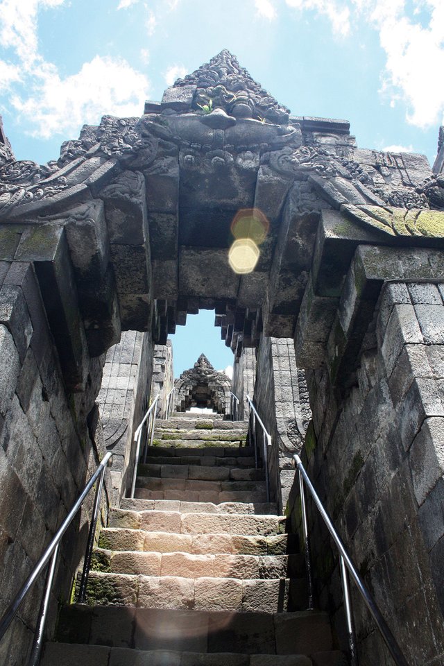 Lens_Flare_at_Borobudur_Stairs_Kala_Arches.JPG