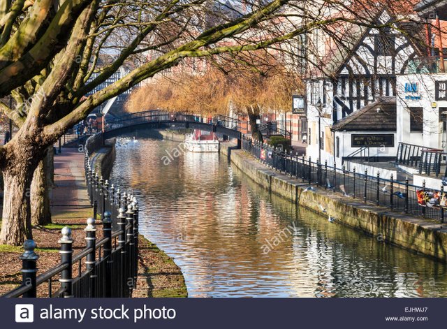 the-river-witham-flowing-through-lincoln-city-centre-england-uk-EJHWJ7.jpg