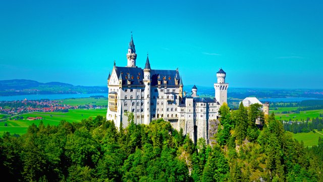 Neuschwanstein_Castle_-_Bavaria.jpg