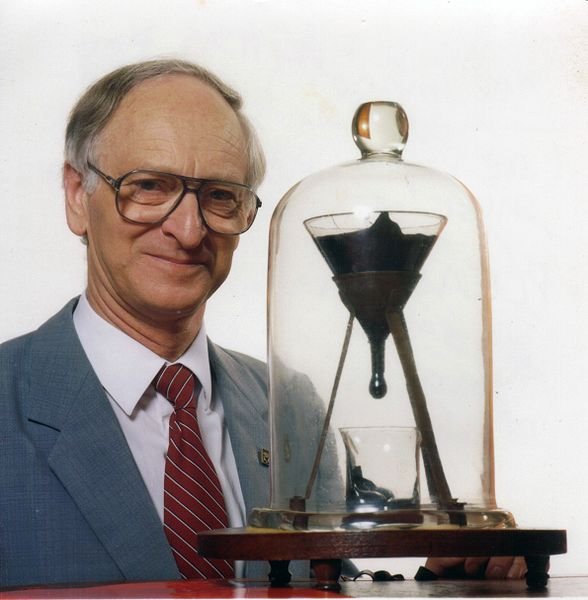 588px-Pitch_drop_experiment_with_John_Mainstone.jpg