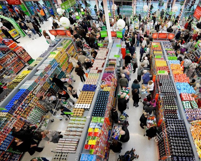 a-busy-supermarket-store-customers-queuing-in-aisles-BXDF0C.jpg